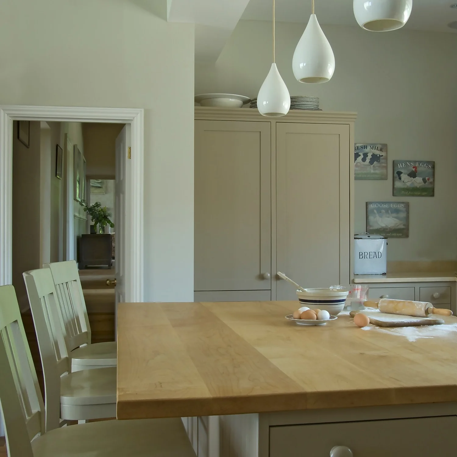 Farrow & Ball Full Gloss Paint Shaded White - 2.5L 2 Farrow & Ball Full Gloss Paint Shaded White - 2.5L - Image 2