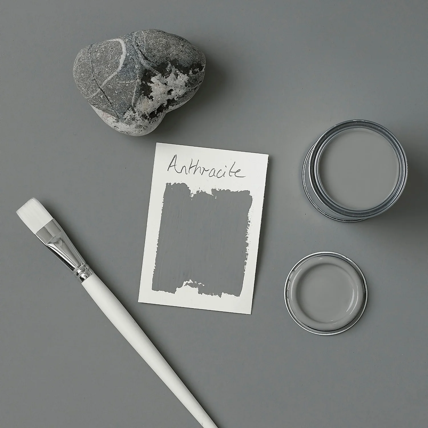 Rust-Oleum Chalky Furniture Paint - Anthracite - 750ml 2 Rust-Oleum Chalky Furniture Paint - Anthracite - 750ml - Image 2