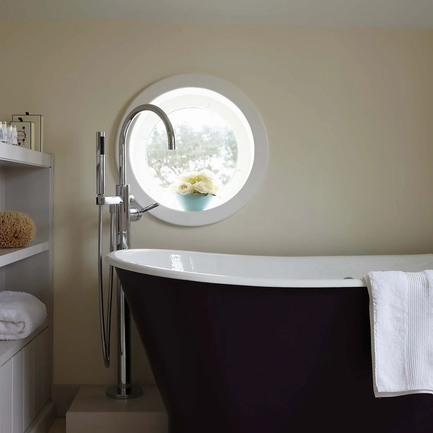 Farrow & Ball Modern Eggshell Paint White Tie - 2.5L 2 Farrow & Ball Modern Eggshell Paint White Tie - 2.5L - Image 2