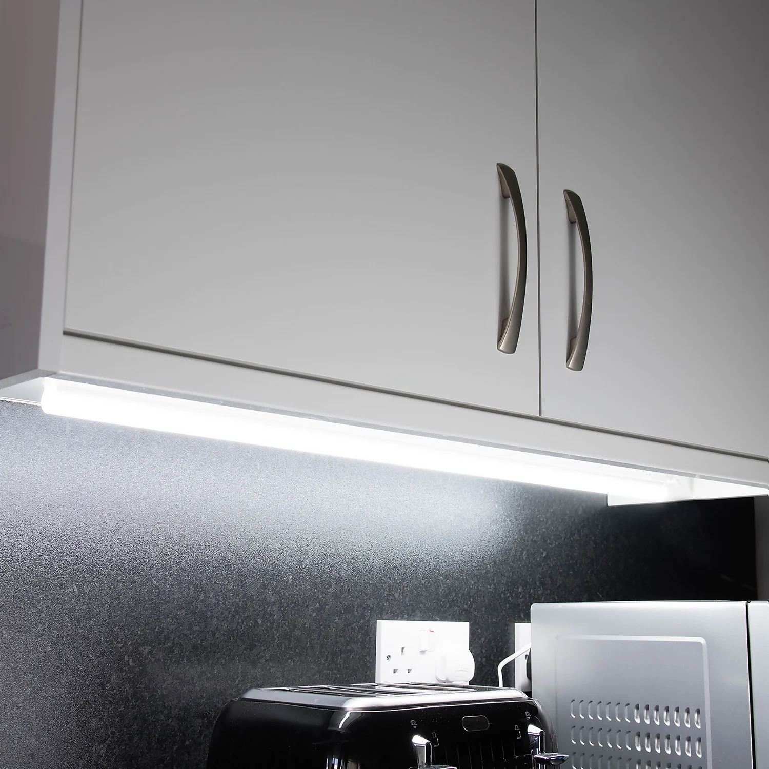 Arlec 12W Cool White Bar Light 4 Arlec 12W Cool White Bar Light - Image 4