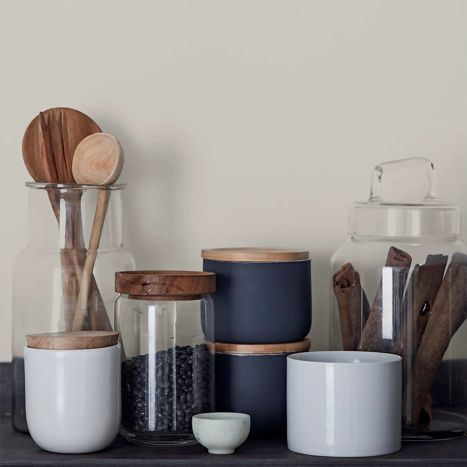 Crown Easyclean®Greaseguard+ Kitchen Matt Washable Multi Surface Paint Grey Putty® - 2.5 L 3 Crown Easyclean®Greaseguard+ Kitchen Matt Washable Multi Surface Paint Grey Putty® - 2.5 L - Image 3